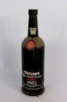 Lote 1561 - Garrafa Vinho Porto Taylor's Late Botled Vintage 1982