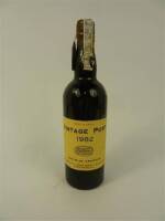 Lote 495 - Lote de garrafa de Vinho do Porto Vintage; Borges de 1982