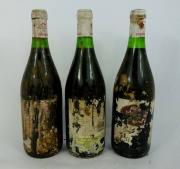 Lote 576 - 3 garrafas de vinho tinto Esporão 1990,reserva Alentejo com rótulos de J.Pomar rasgados e danificados por humidade .Algumas sem rótulo e só identificadas pelo contra-rótulo e cápsula.Muito bons niveis de vinho,