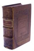 Lote 1011 - OS LUSÍADAS DE LUÍS DE CAMÕES - EDIÇÃO NACIONAL, LIVRO - Nova tiragem, revista [da edição de 1928]. Exemplar idêntico vendido na Oportunity Leilões por € 110. Editora: Imprensa Nacional de Lisboa. [1931]. In-8º de CCLXIV-375 págs. Dim: 17x13 cm. "Foi esta edição de Os Lusíadas feita por iniciativa de Afonso Lopes Vieira e por amor de Portugal e do Poema. O texto reproduz o da edição prínceps de 1572, com a ortografia e a pontuação reformadas, e foi revisto pelo mestre camonista Dr. J