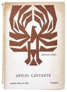 Lote 1990 - OFÍCIO CANTANTE, LIVRO - Por Herberto Helder. Exemplar idêntico encontra-se à venda por € 350. Rara 1ª edição. Colecção Poetas de Hoje. Editora: Portugália Editora, Lisboa, 1967. 258 Págs. Dim: 20x14,5 cm. Encadernação de capa de brochura. Nota: sinais de manuseamento, desgastes e pontos de acidez. Consultar valor indicativo em https://www.olx.pt/anuncio/oficio-cantante-herberto-helder-IDBAvz9.html