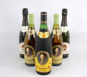 Lote 879 - Caixa em madeira Cena de Navidad Bodegas Faustino com 6 garrafas de vinhos, 2 garrafas Cava Brut Reserva, 2 garrafas de Faustino V Rioja 1997 e 2 garrafas de Faustino V Rioja 1994 Reserva