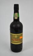 Lote 979 - Lote de garrafa de Vinho do Porto; Martinez; Fine Tawny; para coleccionador