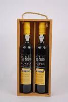 Lote 1478 - Estojo de madeira com 2 garrafas de Vinho do Porto São Pedro Port Blanc Premiun Quality, 50 cl cada