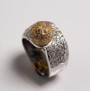 Lote 6094 - ANEL EM OURO BICOLOR E DIAMANTES - Anel em ouro 800 de 19,2 kt. Peso: 11,1 g. Tam: 16. Anel em ouro branco com bola em ouro amarelo cravado com 104 diamantes em talhe brilhante redondo (+/- 3,15 ct). PVP em ourivesaria de € 4200. Com marcas de contraste do Porto e de responsabilidade em vigor a partir de 1985. Ligeiras marcas de exposição