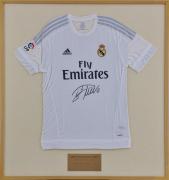 Lote 5013 - CRISTIANO RONALDO, CAMISOLA - Camisola do Jogador do Real Madrid, autografada, com chapa dourada identificatica, datada de Lisboa, Jan de 2016. Placa com inscrição de Melhor Goleador Europeu (Bota de Ouro) 2008/2011/2014/2015 e Melhor Jogador da FIFA (Bola de Ouro) 2008/2013/2014. Camisola similar com Certificado foi vendida por € 1.500 na Oportunity LEilões. Dim: moldura 103x100 cm. Nota: camisola descolada do suporte. Consultar valor indicativo em...