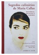 Lote 60 - SEGREDOS CULINÁRIOS DE MARIA CALLAS - HISTÓRIAS, RECEITAS E SABORES, LIVRO - Prefácio de José Bento dos Santos. Organização e apresentação de Bruno Tosi. Editora: Assírio & Alvim, Lisboa, 2008. Dim: 24,5x17 cm. Encadernação cartonada. Profusamente ilustrado. Nota: como novo