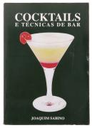 Lote 131 - COCKTAILS E TÉCNICAS DE BAR, LIVRO - Por Joaquim Sabino. Prefácio de Helder Amaro Rodrigues. Editora: Diagonal, 1995. Dim: 21x14,5 cm. Encadernação de capa de brochura. Profusamente ilustrado. Com dedicatória. Nota: sinais de manuseamento