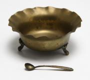Lote 62 - AÇUCAREIRO ANTIGO - Açucareiro antigo em metal bronze com colher. Dim: 13x5x7 cm. Nota: Usado e com oxidação