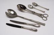 Lote 63 - TALHERES EM CASQUINHA - Conjunto de 6 peças cozinha em casquinha. Composto por duas colheres de sobremesa, duas facas, uma tenaz e uma colher de salada. Marcas Silver Plated, Italy e Solingen 800. Dimensões variam entre 12,5 cm e 25 cm de comprimento. Nota: Sinais de armazenamento. Alguma oxidação na tenaz