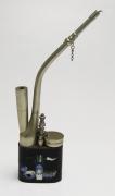 Lote 96 - CHICHA ORIENTAL - em metal prateado, de corpo lacado com vaso floral policromado sobre fundo preto, com duas boquilhas. Dimensão: 25,5x12x3 cm. Sinais de uso, pequenas falhas