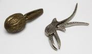 Lote 102 - QUEBRA NOZES - Dois quebra nozes em metal bronze, um forma de ave e outro em forma de noz. Dim: 12x5 cm e 13x9 cm. Nota: Sinais de desgaste