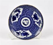 Lote 1251 - Prato em porcelana do Japão, séc. XIX, azul e branco, decorado frente e verso. Diâmetro: 21cm.