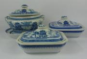 Lote 1263 - Lote de terrina e par de pratos cobertos em porcelana da China, decorada a azul sobre o vidrado, representando paisagem dita "Cantão", interior de ambos os pratos pintado com motivos semelhantes aos da tampa