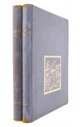 Lote 1009 - 1900-1950 CINCOENTA ANOS DE VIDA ARTÍSTICA - ALBERTO SOUZA, LIVROS -2 Vols. Prefácio de Júlio Dantas. Conjunto idêntico encontra-se à venda por € 300. Editora: Bertrand (Irmãos), Lisboa, 1950. Dim: 33x26 cm. Encadernações cartonadas com ferros a ouro nas capas e lombadas. Ilustrados com 600 reproduções seleccionadas das suas Aguarelas e Desenhos. Um dos exemplares encontra-se datado e assinado pelo Autor. Nota: sinais de manuseamento e desgastes. Consultar valor indicativo em http://