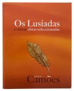 Lote 1985 - OS LUSÍADAS E OUTRAS OBRAS SELECCIONADAS, FASCÍCULOS - Por Luís Vaz de Camões. Edição: Pedro Gómez Carrizo. Ilustração de Jacob Taurá. Edição especial para o Correio da Manhã, 2007. Dim: 31,5x25 cm. Em dossier cartonado. Profusamente ilustrado. Nota: sinais de manuseamento