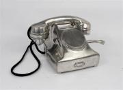 Lote 1797 - Telefone decorativo em estanho de modelo antigo, com marcas na base, com 15x24x17 cm