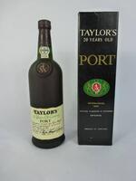 Lote 1605 - Garrafa de vinho do Porto Taylor's "20 Years Old Tawny"