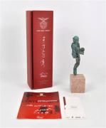 Lote 1816 - João Cutileiro - Escultura em bronze Comemorativa do Centenarium do S.L.B. - Múltiplo assinado e numerado 116/150, com 25 cm de altura. Acompanhado de Certificado de Autenticidade assinado pelo artista, datado de 28.II.2004. Com caixa Comemorativa com 34x10x9 cm