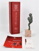 Lote 1832 - João Cutileiro - Escultura em bronze Comemorativa do Centenarium do S.L.B. - Múltiplo assinado e numerado 23/150, com 25 cm de altura. Acompanhado de Certificado de Autenticidade assinado pelo artista, datado de 28.II.2004. Com caixa Comemorativa com 34x10x9 cm