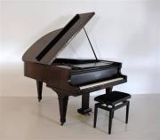 Lote 1896 - Piano de cauda CARL A. PFEIFFER, Stuttgart, com banco estofado a veludo. Piano armado em ferro.