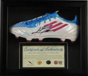 Lote 1907 - Autógrafo de LEONEL MESSI numa bota ADIDAS F50 (igual à que o jogador por vezes usa). Emoldurada, com 29x33x10 cm. A autenticidade da assinatura é acompanhada pelo respectivo certificado (Certificate ID: TS00710)