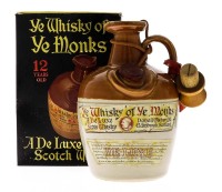 Lote 3009 - WHISKY YE MONKS DE LUXE - Garrafa de Whisky, Decanter em cerâmica, De Luxe Scots Whisky, Edimburgh (750ml - 40%vol). Nota: garrafa idêntica à venda por € 1.500. Em caixa de cartão original. Consultar valor indicativo em http://www.rincondelcol