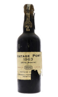 Lote 3013 - PORTO BORGES VINTAGE 1963 - Garrafa de Vinho do Porto, Vintage Port 1963, Alto Douro, S.V. Borges & Irmão, (750ml). Nota: garrafa idêntica à venda por € 440,20. Rótulo danificado. Consultar valor indicativo em https://www.manueltavares.com/pt/