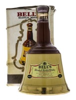 Lote 3017 - WHISKY BELL'S - Garrafa decanter de whisky, Blended Scotch Whisky, Arthur Bell & Sons, Scotland, (750ml). Nota: garrafa idêntica à venda por € 474,56. Em caixa de cartão original. Caixa em mau estado. Pode apresentar eventual perda. Consultar 