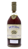 Lote 3033 - MOSCATEL DE SETÚBAL 25 ANOS - Garrafa de Vinho Generoso Moscatel, Região Demarcada de Setúbal, , Engarrafado em 1973, José Maria da Fonseca, Azeitão, (750ml - 18%vol.). Nota: garrafa idêntica à venda por € 147,50. Consultar valor indicativo em