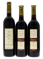 Lote 3046 - GARRAFAS DE VINHO - Conjunto de 3 garrafas de Vinho Tinto, sendo 2 garrafas de Rimor 2002 das Castas Castelão, Tinta-Miúda e Camarate, Caves Dom Teodósio, Rio Maior, (750ml – 12,5%vol.) e uma garrafa de DOC Ribatejo, Couto dos Cedros 2000, d