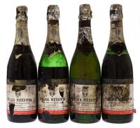 Lote 3076 - ESPUMANTE VELHA RESERVA 1977 - 4 garrafas de Vinho Espumante Natural, Meio Seco, 1977, Velha Reserva, Cave Casal da Murganheira, Lamego, (750ml). Nota: rótulos danificados. Apresentam perda