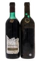 Lote 3080 - CAVES VELHAS 1964 – 2 Garrafas de Vinho Tinto, Garrafeira 1964, (750ml – 13%vol). Nota: uma garrafa sem rótulo definida por analogia e pelo lacre da data, a outra com rótulo danificado