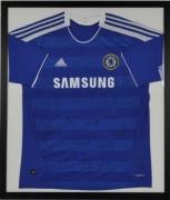 Lote 2015 - CHELSEA FC - Camisola autografada por todos os jogadores, do ano em que o Clube foi o Vencedor da LIGA DOS CAMPEOES. Com Certificado de Autenticidade, moldura com 90x77 cm