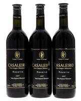 Lote 3805 - CASALEIRO RESERVA 1997 - 3 garrafas de Vinho Tinto Regional Ribatejano, Casaleiro Reserva 1997, das Castas João de Santarém e Trincadeira Preta, com estágio em vasilhas de madeira durante um mínimo de 12 meses, (750ml – 12,5% vol.). Nota: uma 