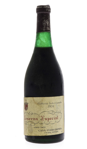 Lote 3886 - FERREIRINHA RESERVA ESPECIAL 1974 - Garrafa de Vinho Tinto, Casa Ferreirinha, Reserva Especial, Colheita Seleccionada 1974, Casa Ferreirinha, Vila Nova de Gaia, (750ml - 12%vol.). Nota: garrafa idêntica à venda por € 199. Apresenta ligeira per