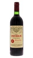 Lote 3000 - PETRUS POMEROL 1982 - Garrafa de Vinho Tinto Francês, Grand Vin, Apellation Pomerol Contrôlee, Mme L.P. Lacoste - Loubat, França, (750ml). Nota: garrafa idêntica à venda por € 6.750. O Petrus é considerado um dos grandes vinhos de Bordeaux. No