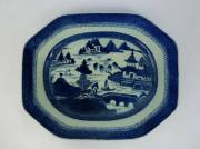 Lote 1261 - Travessa em porcelana da China, azul e branco, octogonal, período Qianlong (decoração Cantão), Dimensão. 38,7x31cm.