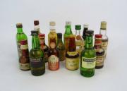 Lote 24 - Lote de 15 garrafas miniatura de Aguardente, Vinho do Porto, Licores, Whisky, e«ntre outros, para coleccionadores