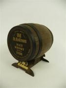 Lote 28 - Lote composto por 1 pequeno Barril com 700 Mililitros de Whisky de Malte . Marca OLD ST. ANDREWS .1986 ( Coleccionador )