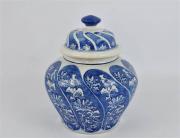 Lote 16 - Pote com tampa de porcelana, decoração azul com motivos florais, com 26 cm de altura