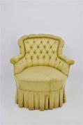 Lote 21 - Cadeira de braços "senhorinha" forrada a tecido de algodão espinhado em tons de amarelo com capitonné e franjas, com 80x90x70 cm, Nota: apresenta sinais de uso e desgaste