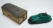 Lote 1 - CARRO E GARAGEM EM CHAPA - Carro e garagem em chapa, "Schuco Kommando", acionado por corda e com chave, fabricado na Alemanha . Dim: 8x16x8 cm.Defeito no telefone e não testado. Sinais de uso. Similar com garagem, preço de € 239, consultar valor indicativo em https://www.ebay.com/itm/Schuco-Kommando-Anno-2000-Garage-Werkstatt-Originalzustand-Blechspielzeug/132504061688?hash