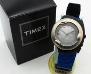 Lote 9 - TIMEX RELÓGIO DE PULSO - Ref. T20341, original. Caixa metálica com 40mm e bracelete em bracelete em couro e tecido. Movimento a quartzo e mostrador com numeração árabe e iluminação noturna. Pequena marcação na bracelete na parte do couro. Nota: como novo (sem uso), com caixa e suporte original. PVP: € 84,75