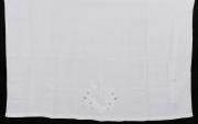 Lote 19 - LENÇOL DE LINHO COM BORDADOS - Lençol em tecido de linho branco bordado à mão, com desenho de flores e a inscrição "Amizade". Dim: 186x236 cm. Nota: sinais de uso