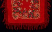 Lote 25 - XAILE MINHOTO - Modelo tradicional de Viana do Castelo, em tecido vermelho com desenho floral característico e franjas. Dim: 90x90x cm. Nota: em bom estado