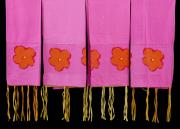 Lote 83 - CORTINAS "A LOJA DO GATO PRETO" - Conjunto de 4 cortinas, design by Marina Tendeiro, em tecido de algodão de cor rosa com barra de flores de tom laranja, com fitas para suspensão. Dim: 140x148 cm. Nota: sinais de uso