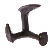 Lote 191 - BIGORNA DE SAPATEIRO - Peça em ferro, em bloco maciço de três formas. Portugal, século XIX/XX. Dim: 15x13 cm. Nota: sinais de uso e falhas