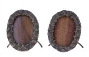 Lote 192 - PAR DE PEQUENAS MOLDURAS ANTIGAS - Formato ovalado, decoradas com motivos florais relevados. Dim: 6x5 cm (aprox.). Nota: sinais de uso. Falhas e defeitos