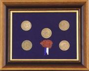 Lote 7 - Quadro decorativo com 5 moedas de 20 Reis, D. Carlos I, Rei de Portugal, 1892, aplicadas sobre feltro azul com lacre e fita azul e branca, com 14x18 cm (moldura com 21x26 cm).